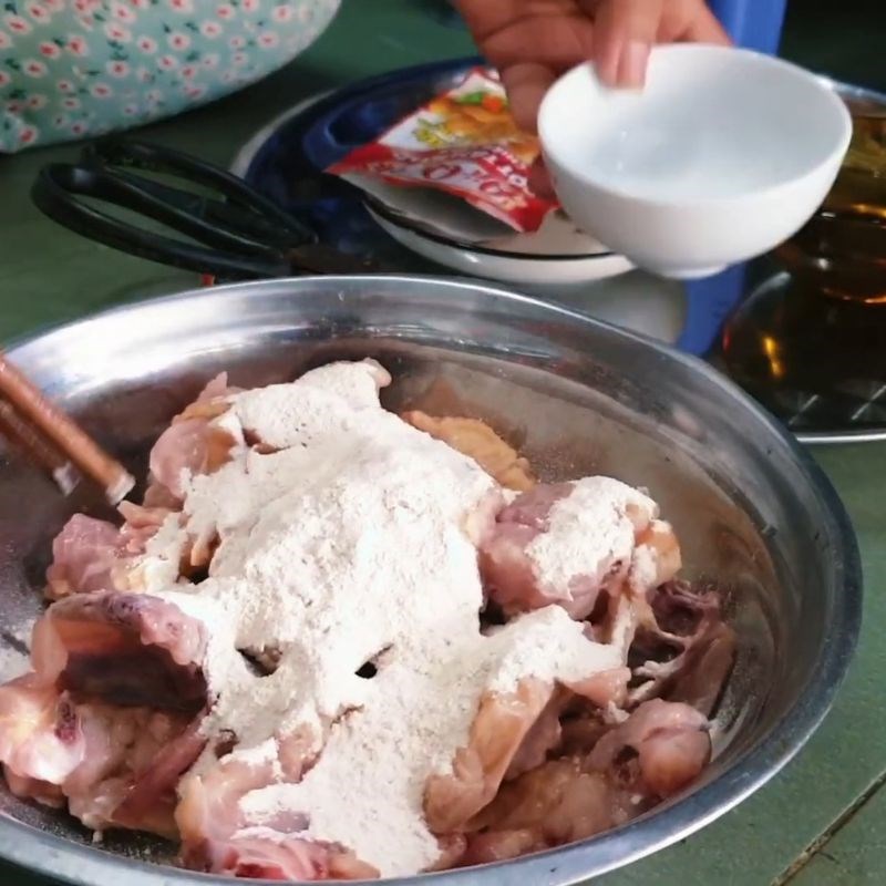 Bước 2 Ướp gà với bột chiên gà giòn Aji-Quick Cách làm gà tẩm bột chiên giòn aji quick