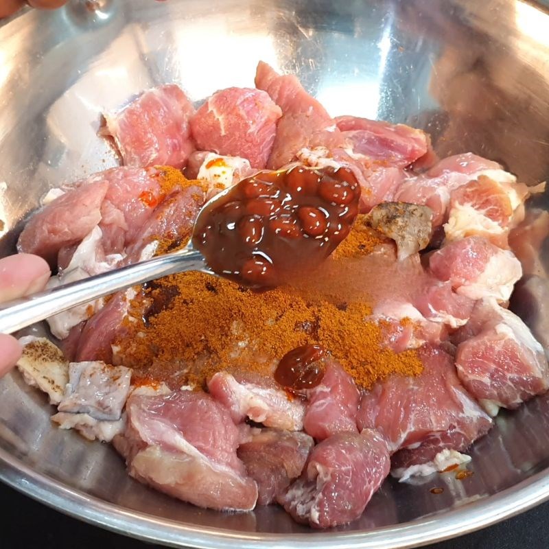 Bước 2 Ướp gia vị cho thịt nhím đậm đà Nhím xào lăn