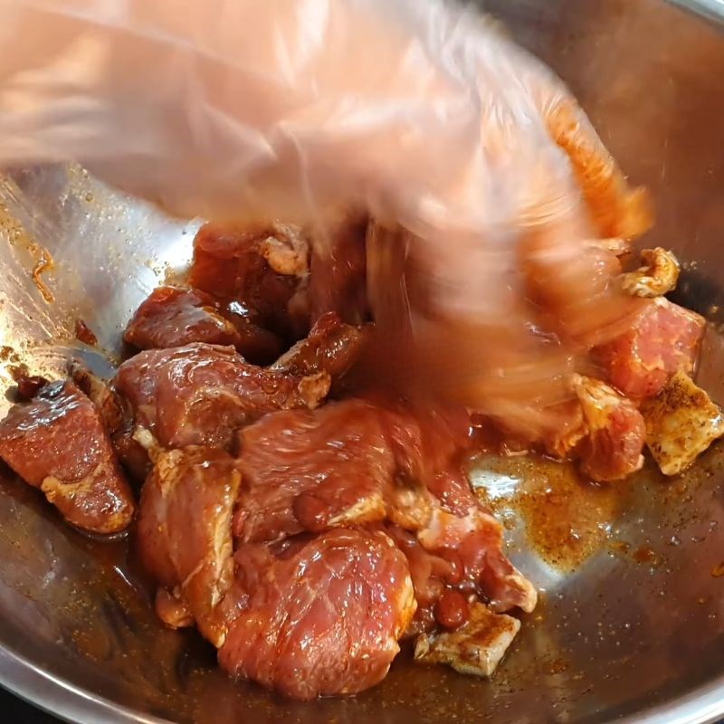 Bước 2 Ướp gia vị cho thịt nhím đậm đà Nhím xào lăn