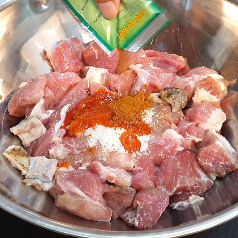 Bước 2 Ướp gia vị cho thịt nhím đậm đà Nhím xào lăn