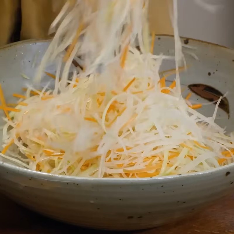 Bước 2 Ướp muối làm giòn su hào Nộm su hào miền Bắc