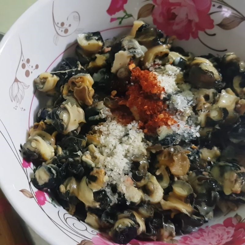 Bước 2 Ướp ốc bươu đậm đà Ốc bươu xào chuối