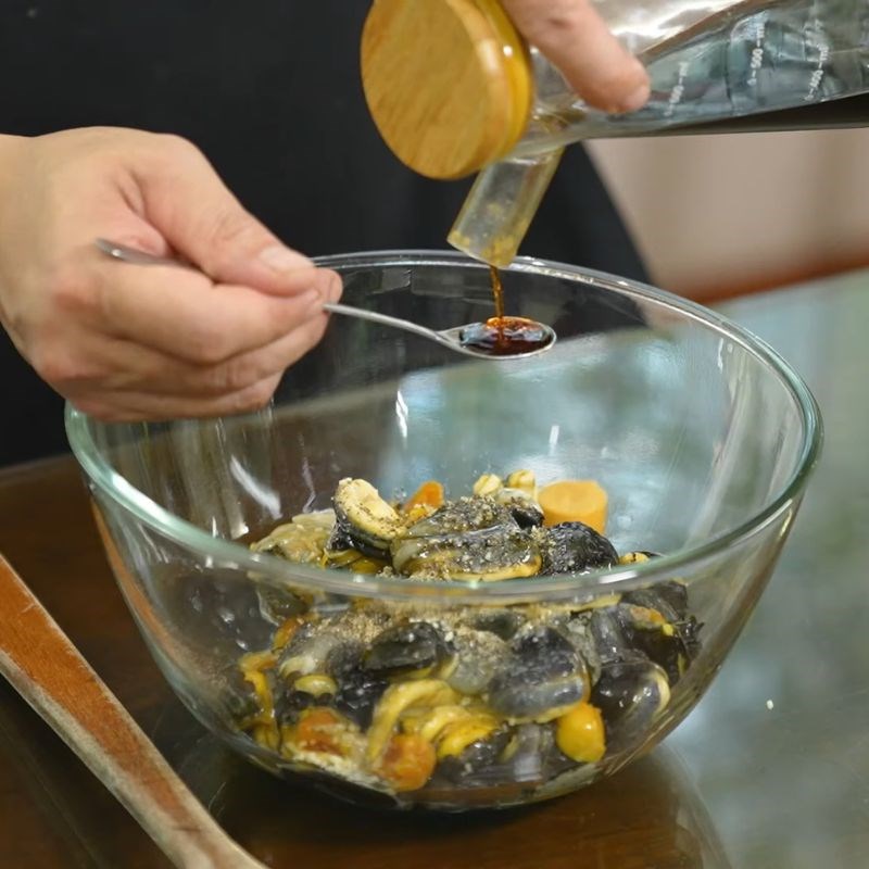 Bước 5 Ướp ốc Ốc nhồi xào sả ớt