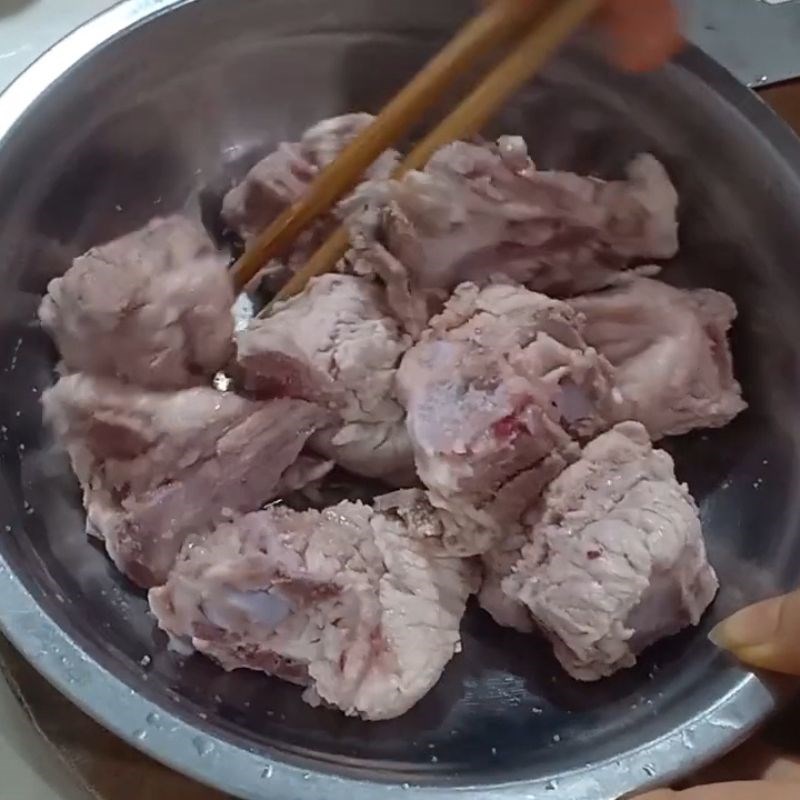 Bước 2 Ướp sườn non đậm đà Canh sườn chua với dứa