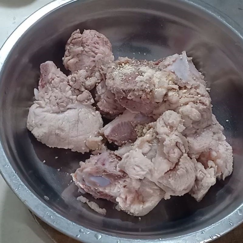 Bước 2 Ướp sườn non đậm đà Canh sườn chua với dứa