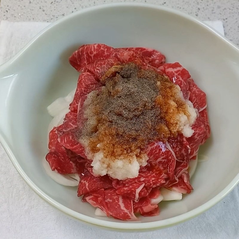 Bước 2 Ướp thịt bò đậm đà Bò xào kim chi