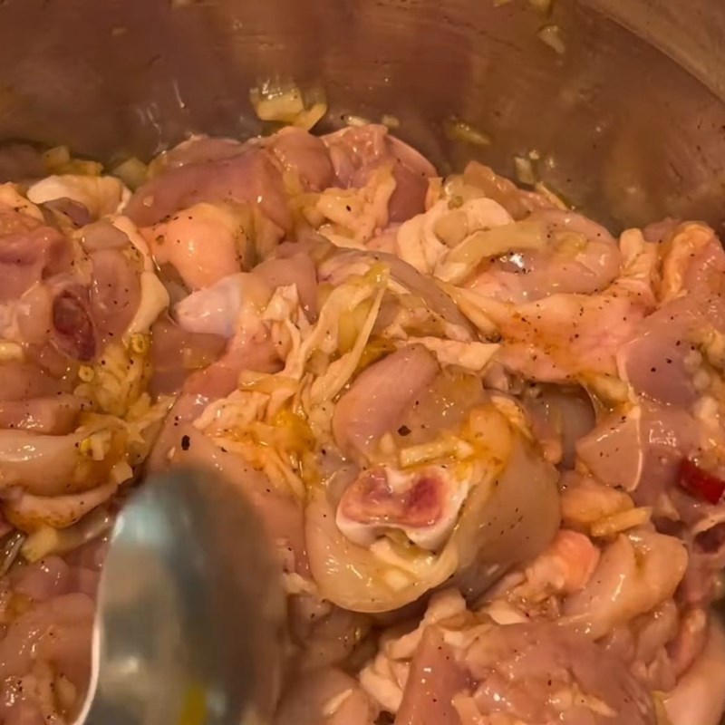 Bước 2 Ướp thịt gà đậm đà gia vị Gà kho thơm