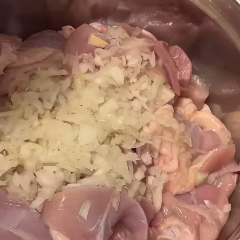 Bước 2 Ướp thịt gà đậm đà gia vị Gà kho thơm