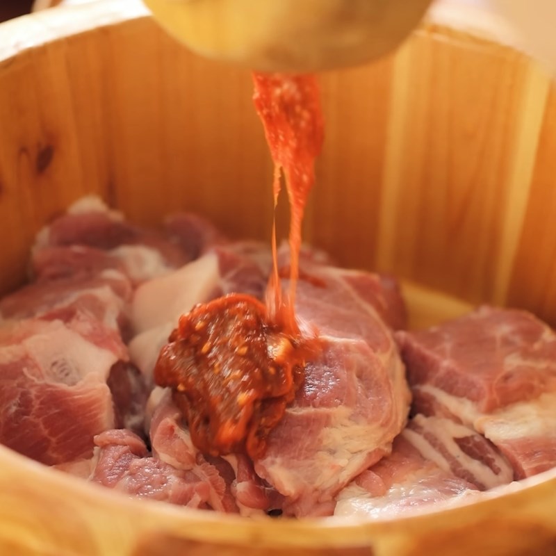 Bước 3 Ướp thịt thấm vị Thịt xá xíu người Hoa