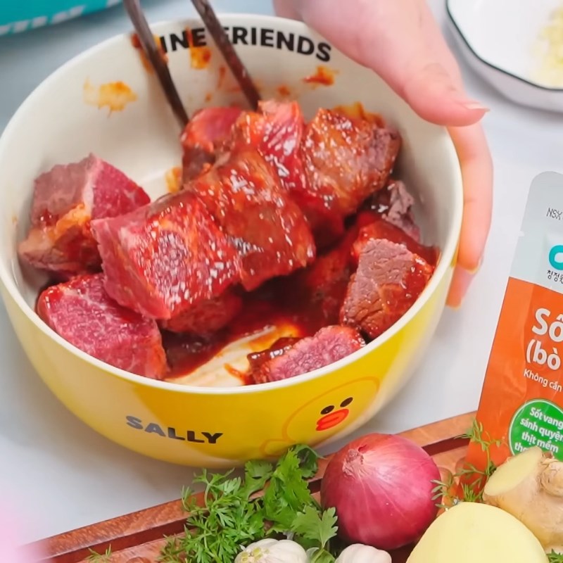 Bước 2 Ướp và xào săn thịt bò Bò sốt vang bằng gói gia vị