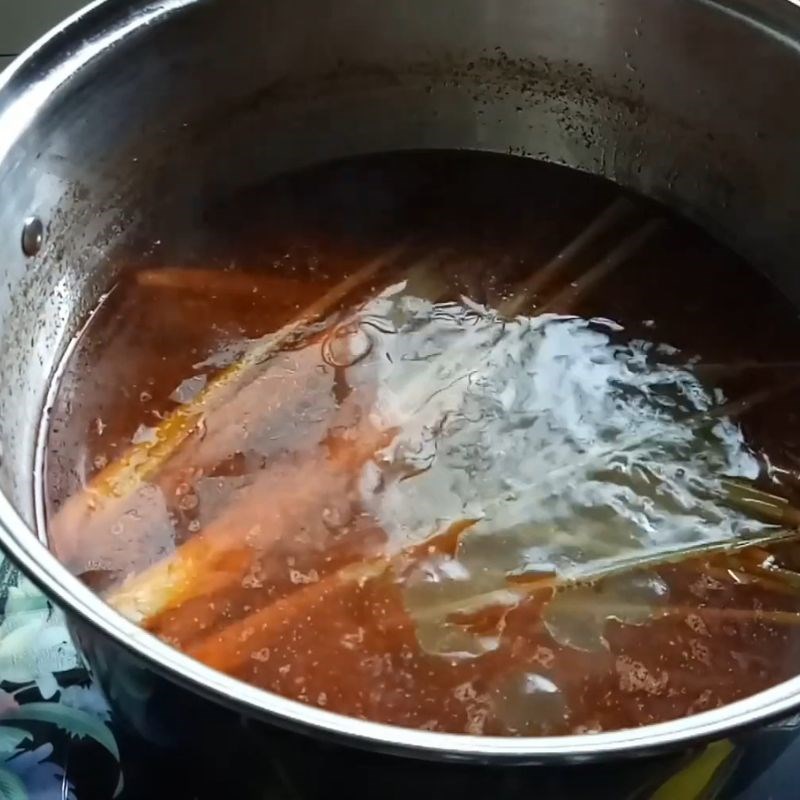 Bước 4 Vớt thịt, nêm nếm nước dùng và thái thịt bò Nấu bún bò bằng gói gia vị