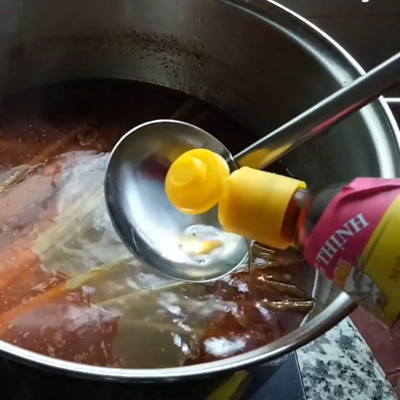 Bước 4 Vớt thịt, nêm nếm nước dùng và thái thịt bò Nấu bún bò bằng gói gia vị