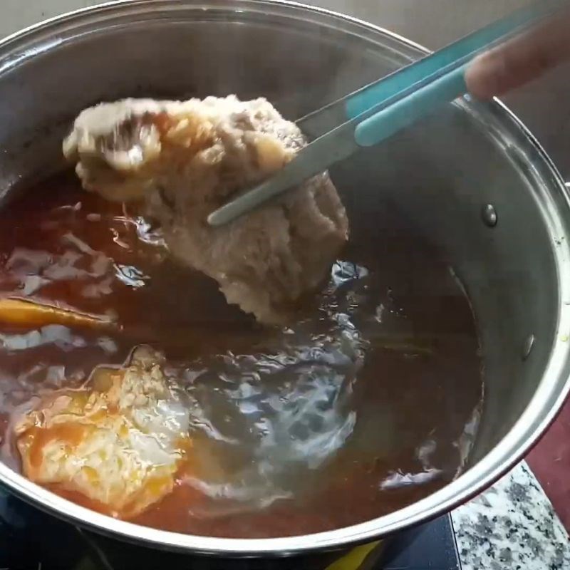Bước 4 Vớt thịt, nêm nếm nước dùng và thái thịt bò Nấu bún bò bằng gói gia vị