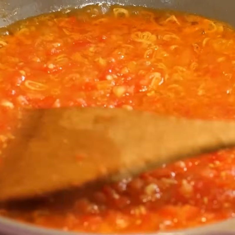 Bước 3 Xào cà chua lấy màu cho nước canh Quả dọc nấu canh chua