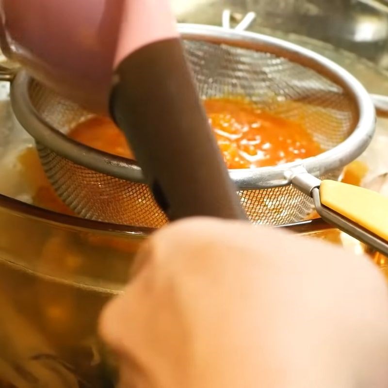 Bước 3 Xào cà chua lấy màu cho nước canh Quả dọc nấu canh chua