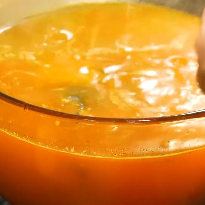 Bước 3 Xào cà chua lấy màu cho nước canh Quả dọc nấu canh chua