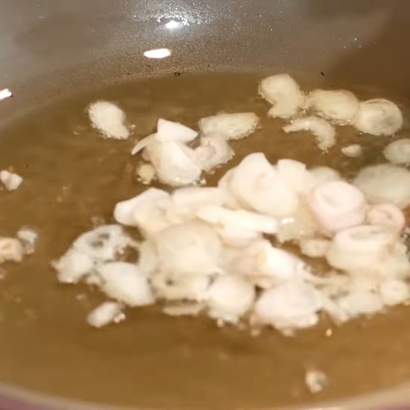 Bước 3 Xào cà chua lấy màu cho nước canh Quả dọc nấu canh chua