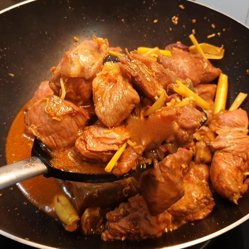 Bước 5 Xào lăn thịt nhím với sả ớt và nước cốt dừa Nhím xào lăn