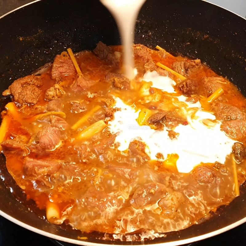 Bước 5 Xào lăn thịt nhím với sả ớt và nước cốt dừa Nhím xào lăn