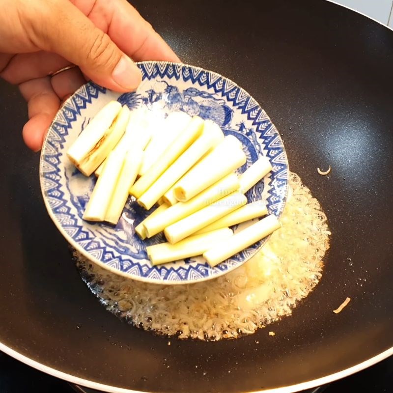 Bước 5 Xào lăn thịt nhím với sả ớt và nước cốt dừa Nhím xào lăn