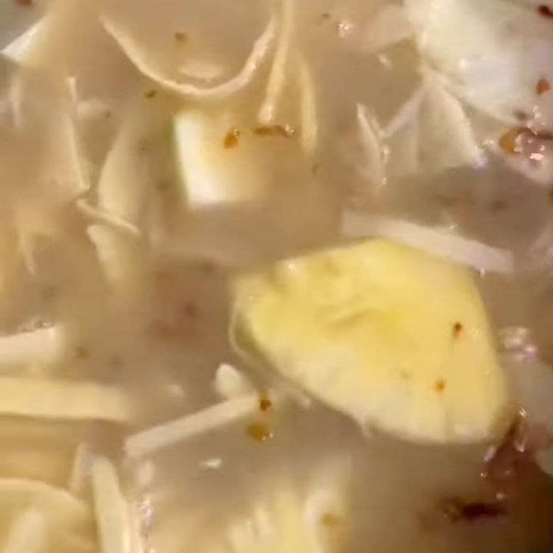 Bước 4 Xào măng chua và hoàn thiện nước lẩu Lẩu rươi