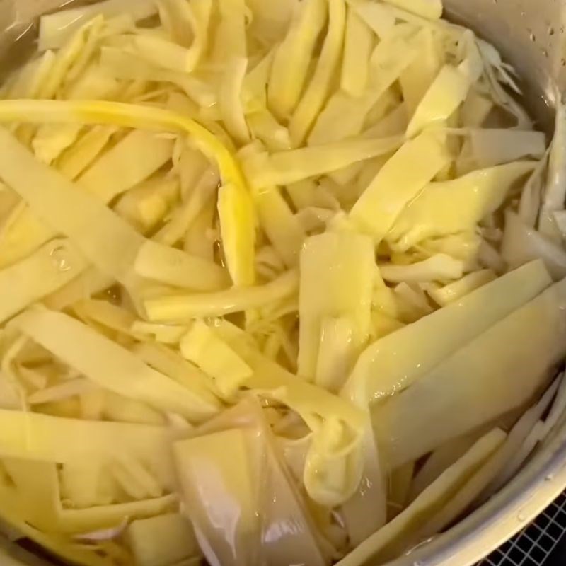 Bước 4 Xào măng chua và hoàn thiện nước lẩu Lẩu rươi