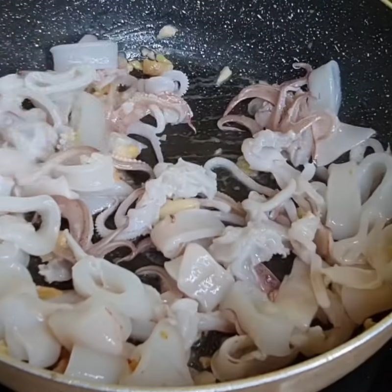 Bước 4 Xào mực ống thơm ngon Mực xào hành tây cần tây cà chua
