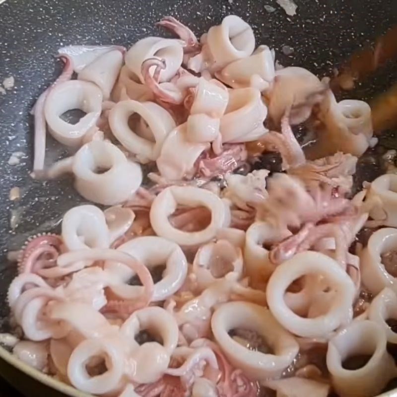 Bước 4 Xào mực ống thơm ngon Mực xào hành tây cần tây cà chua