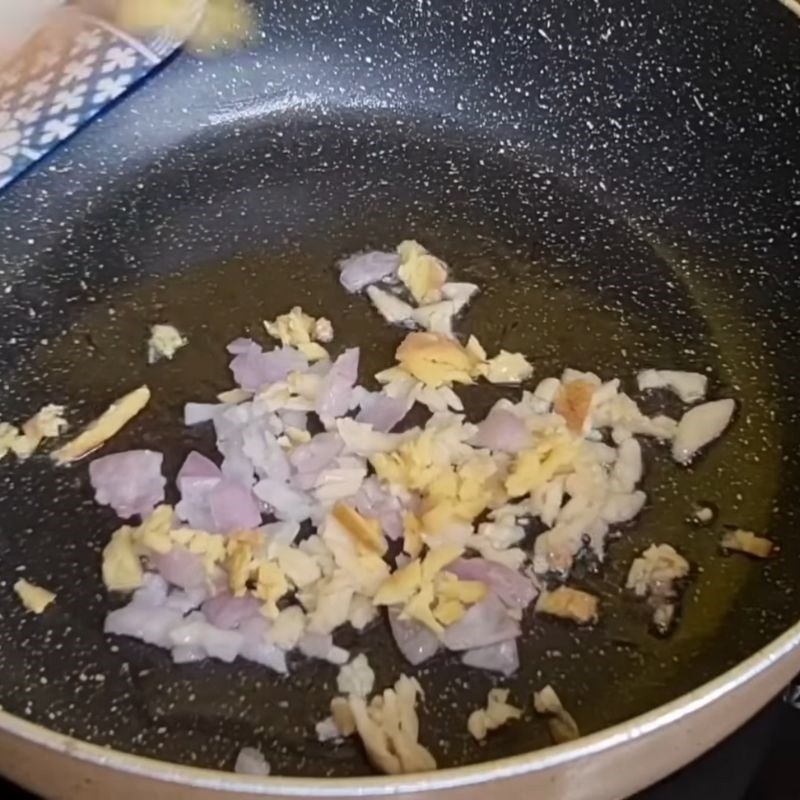 Bước 4 Xào mực ống thơm ngon Mực xào hành tây cần tây cà chua