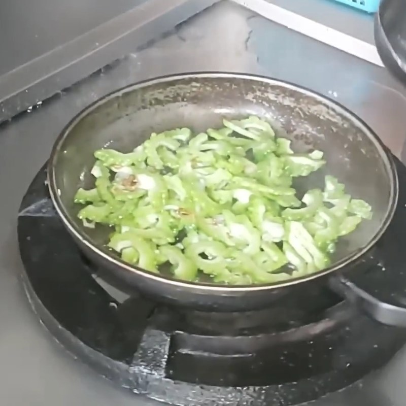 Bước 2 Xào mướp đắng giòn ngọt Mướp đắng xào trứng