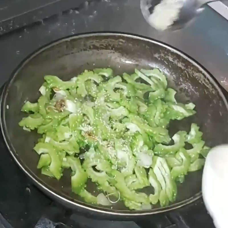 Bước 2 Xào mướp đắng giòn ngọt Mướp đắng xào trứng