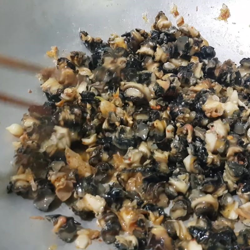 Bước 3 Xào ốc bươu với chuối và lá lốt Ốc bươu xào chuối