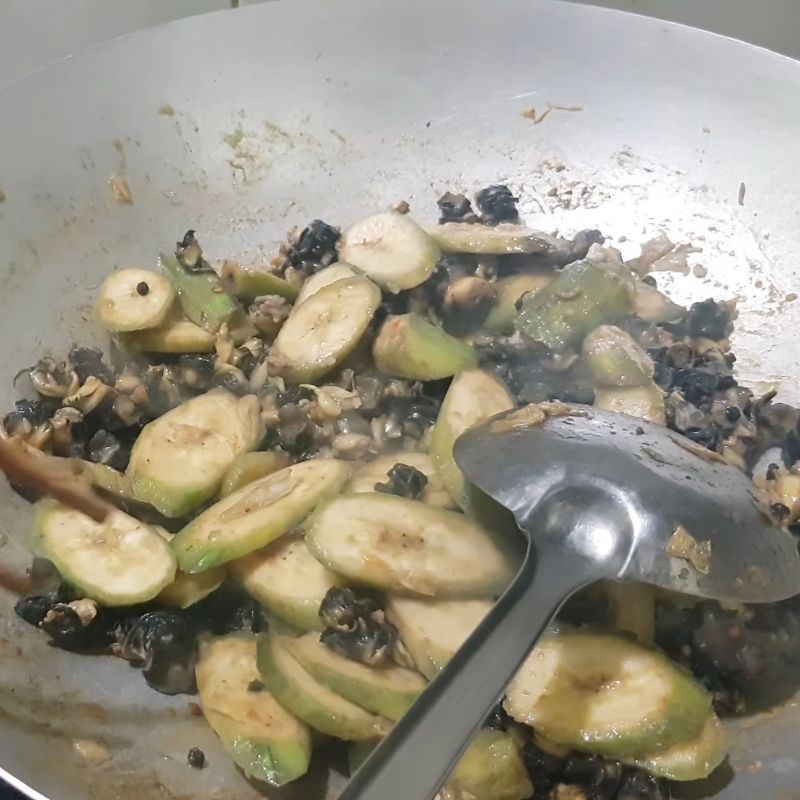 Bước 3 Xào ốc bươu với chuối và lá lốt Ốc bươu xào chuối