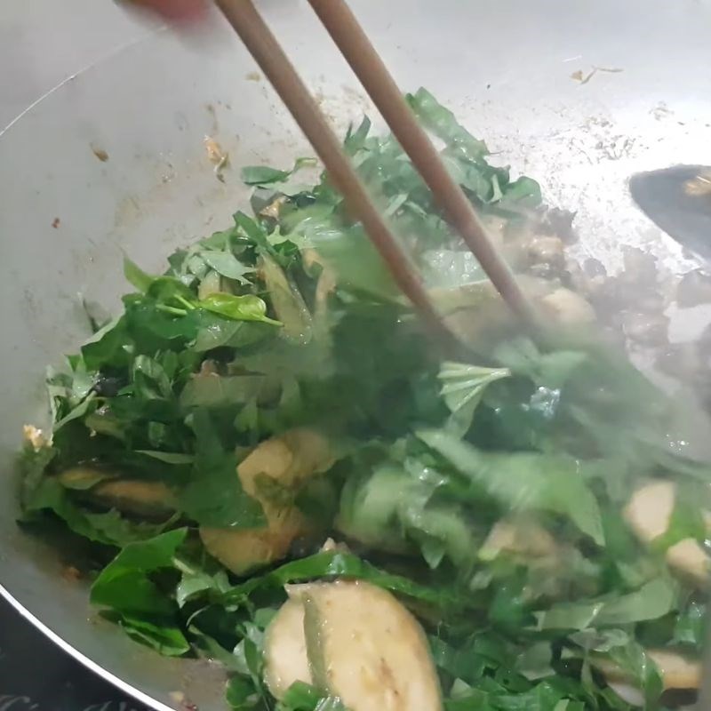 Bước 3 Xào ốc bươu với chuối và lá lốt Ốc bươu xào chuối