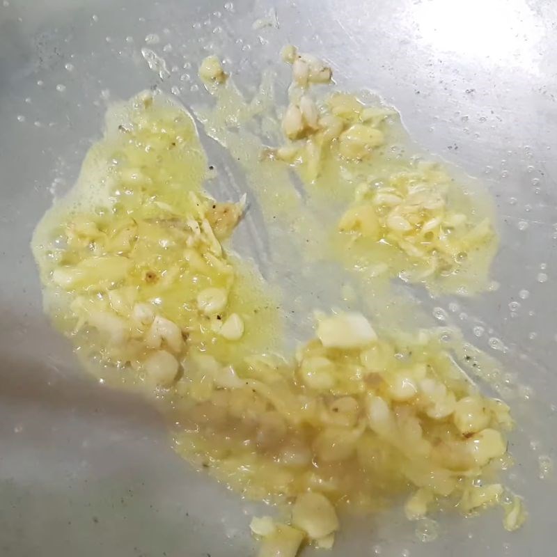 Bước 3 Xào ốc bươu với chuối và lá lốt Ốc bươu xào chuối