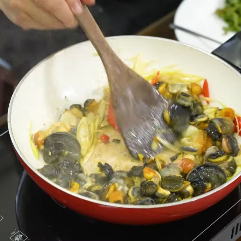 Bước 6 Xào ốc nhồi sả ớt Ốc nhồi xào sả ớt