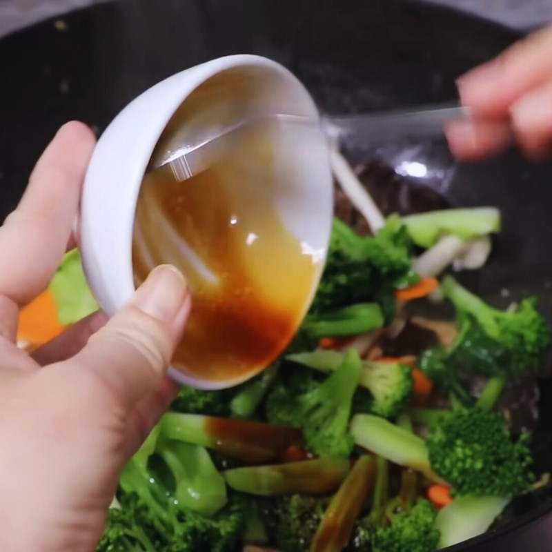 Bước 5 Xào rau củ thập cẩm Váng đậu xào