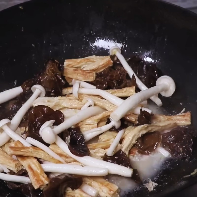 Bước 5 Xào rau củ thập cẩm Váng đậu xào