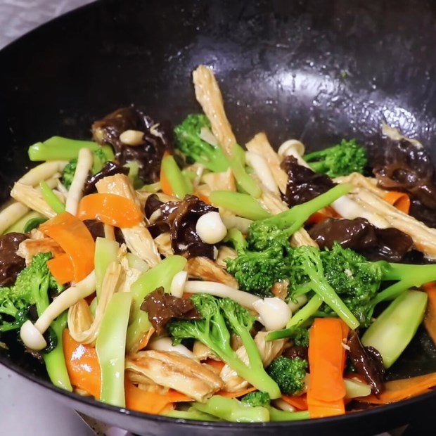 Bước 5 Xào rau củ thập cẩm Váng đậu xào