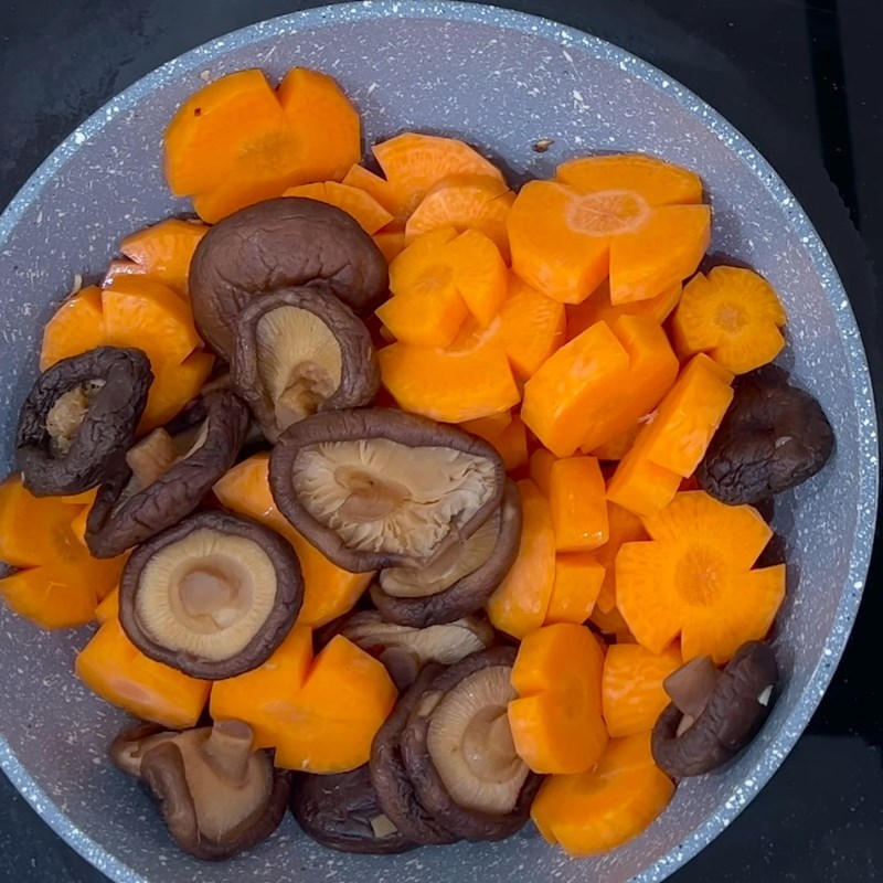 Bước 3 Xào rau củ Gà nấu nấm đông cô bắp non