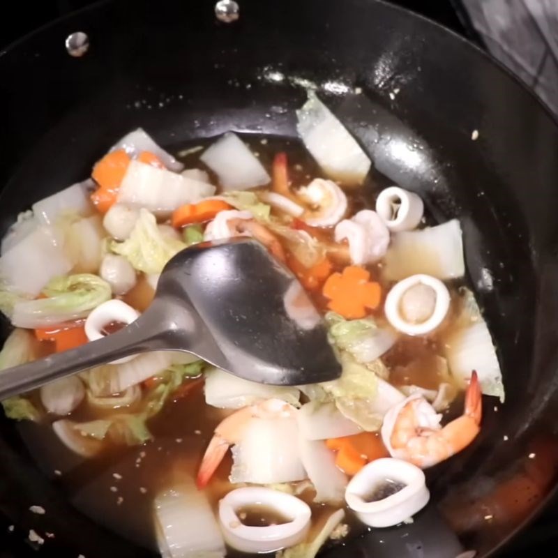 Bước 5 Xào rau và tôm thịt với sốt Cách làm mì xào giòn người Hoa