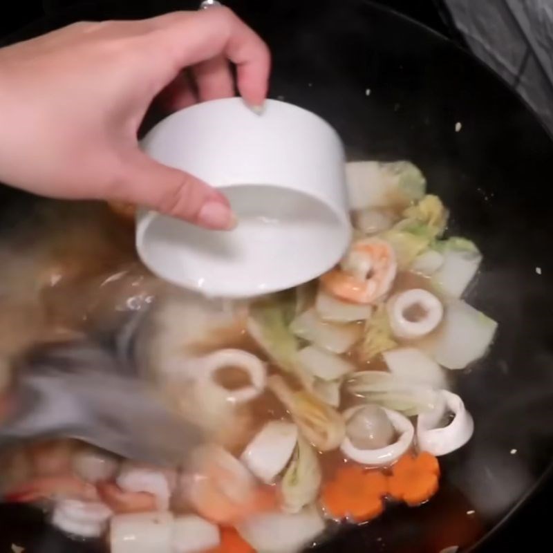 Bước 5 Xào rau và tôm thịt với sốt Cách làm mì xào giòn người Hoa