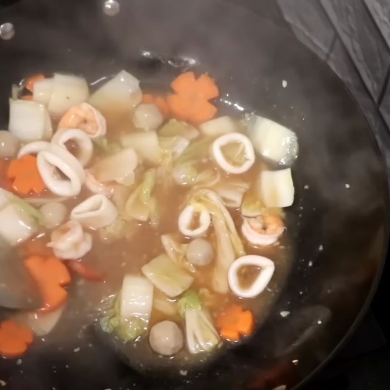 Bước 5 Xào rau và tôm thịt với sốt Cách làm mì xào giòn người Hoa