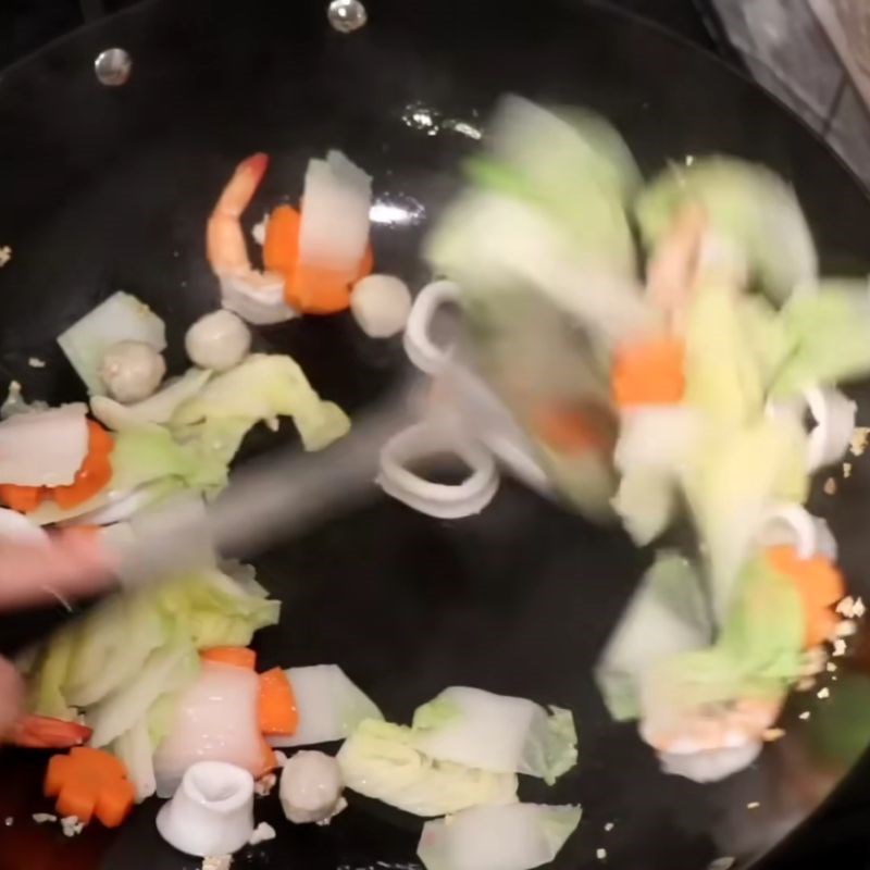 Bước 5 Xào rau và tôm thịt với sốt Cách làm mì xào giòn người Hoa