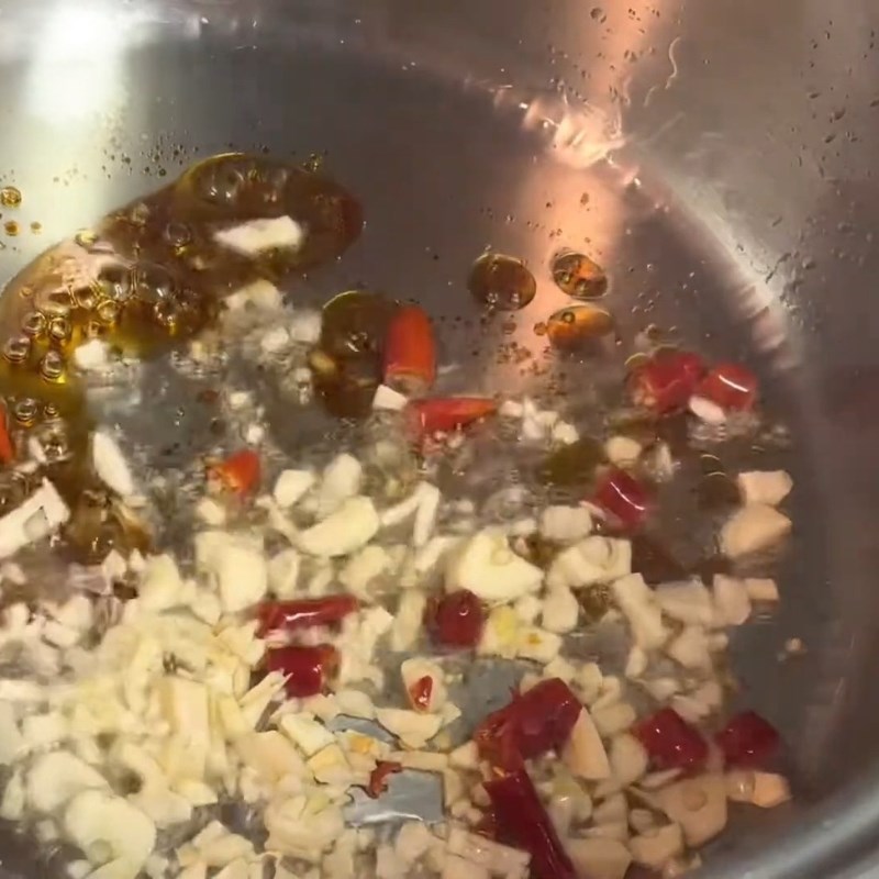 Bước 3 Xào săn thịt gà với hành tỏi ớt Gà kho thơm