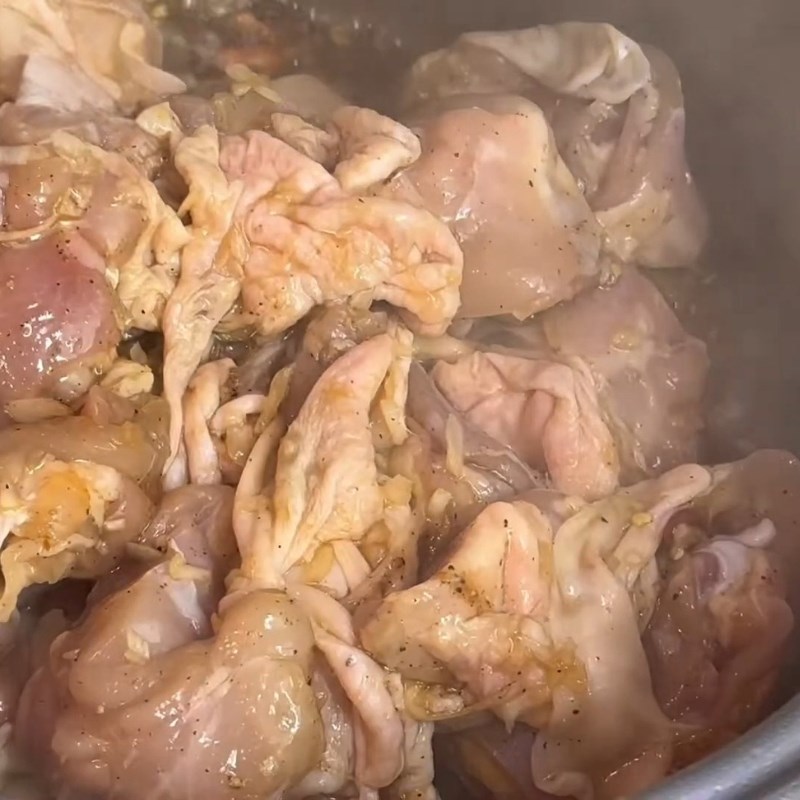 Bước 3 Xào săn thịt gà với hành tỏi ớt Gà kho thơm