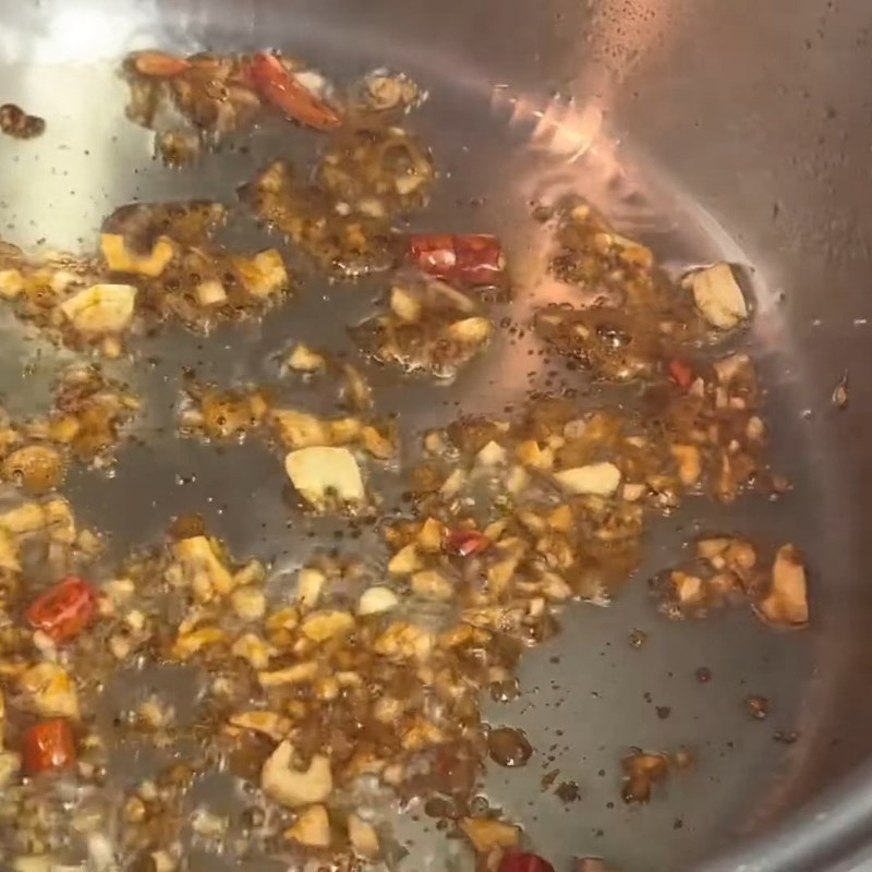 Bước 3 Xào săn thịt gà với hành tỏi ớt Gà kho thơm