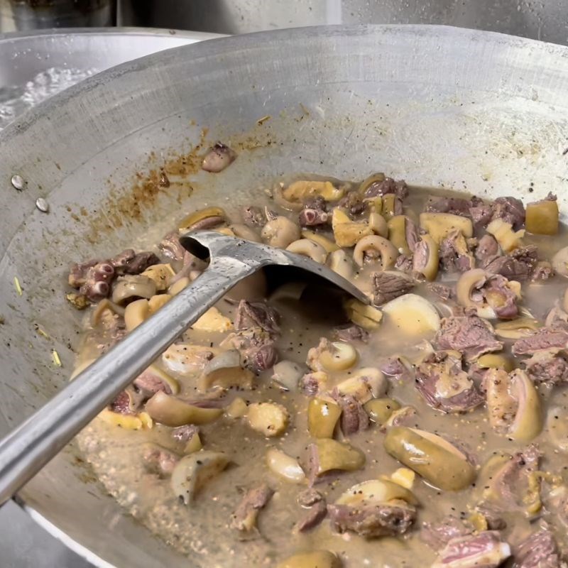 Bước 4 Xào săn thịt và om nước dùng lẩu Lẩu ngựa