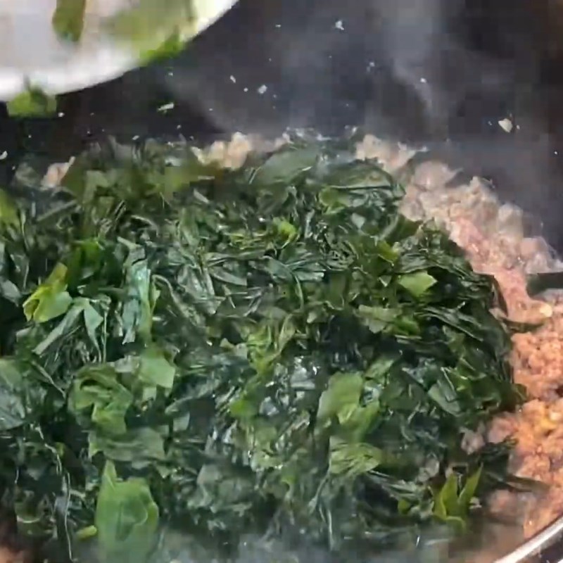 Bước 3 Xào sơ các nguyên liệu Cháo rong biển với thịt bò băm