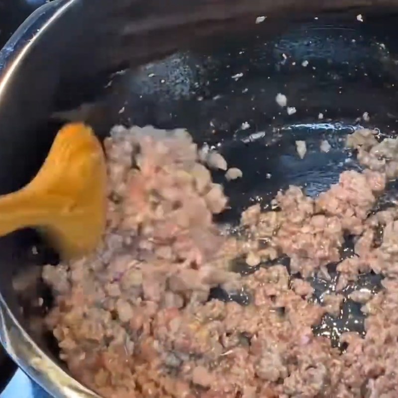 Bước 3 Xào sơ các nguyên liệu Cháo rong biển với thịt bò băm